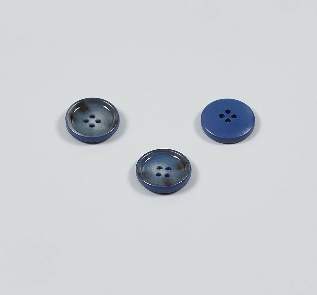 Пуговица пластмассовая на 4 прокола. Имитация натурального рога буйвола. Цвет синий в наличии