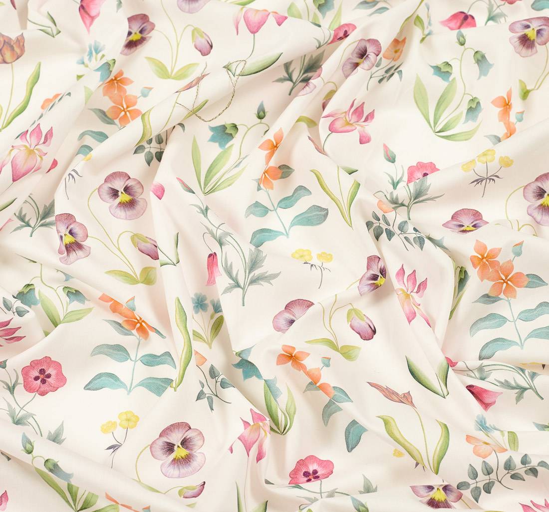 Хлопок Tana Lawn™ от Liberty. Принт "Floral Majesty" (Цветочное величество) нанесен на молочный фон в наличии