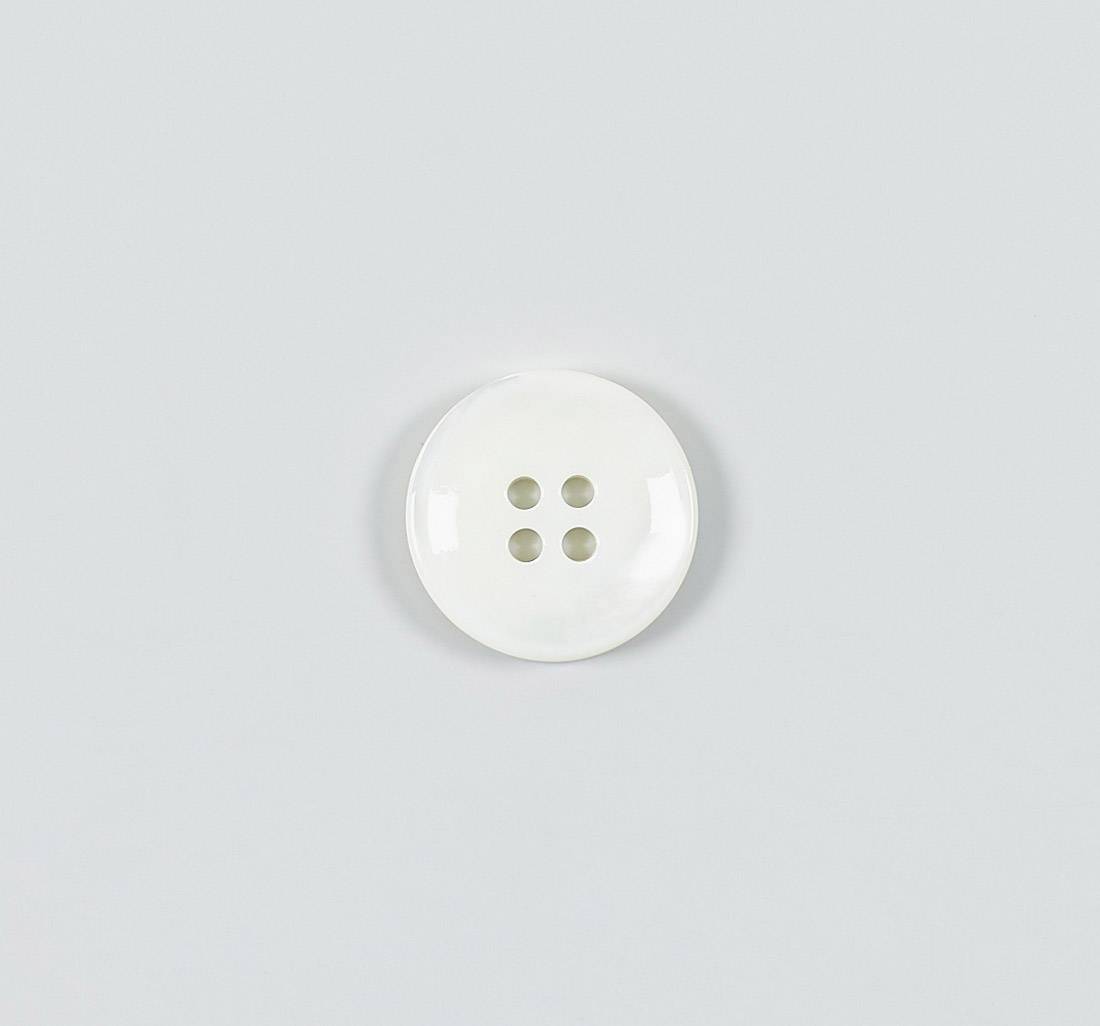 Пуговица перламутровая (трокас), блестящая, на 4 прокола, матовая. Цвет белый в наличии