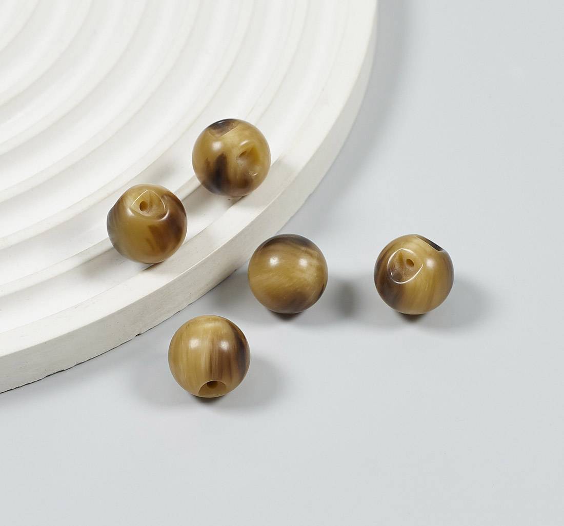 Пуговица пластмассовая, блестящая,  шар с ушком, имитация натурального рога. Цвет светло-коричневый в наличии