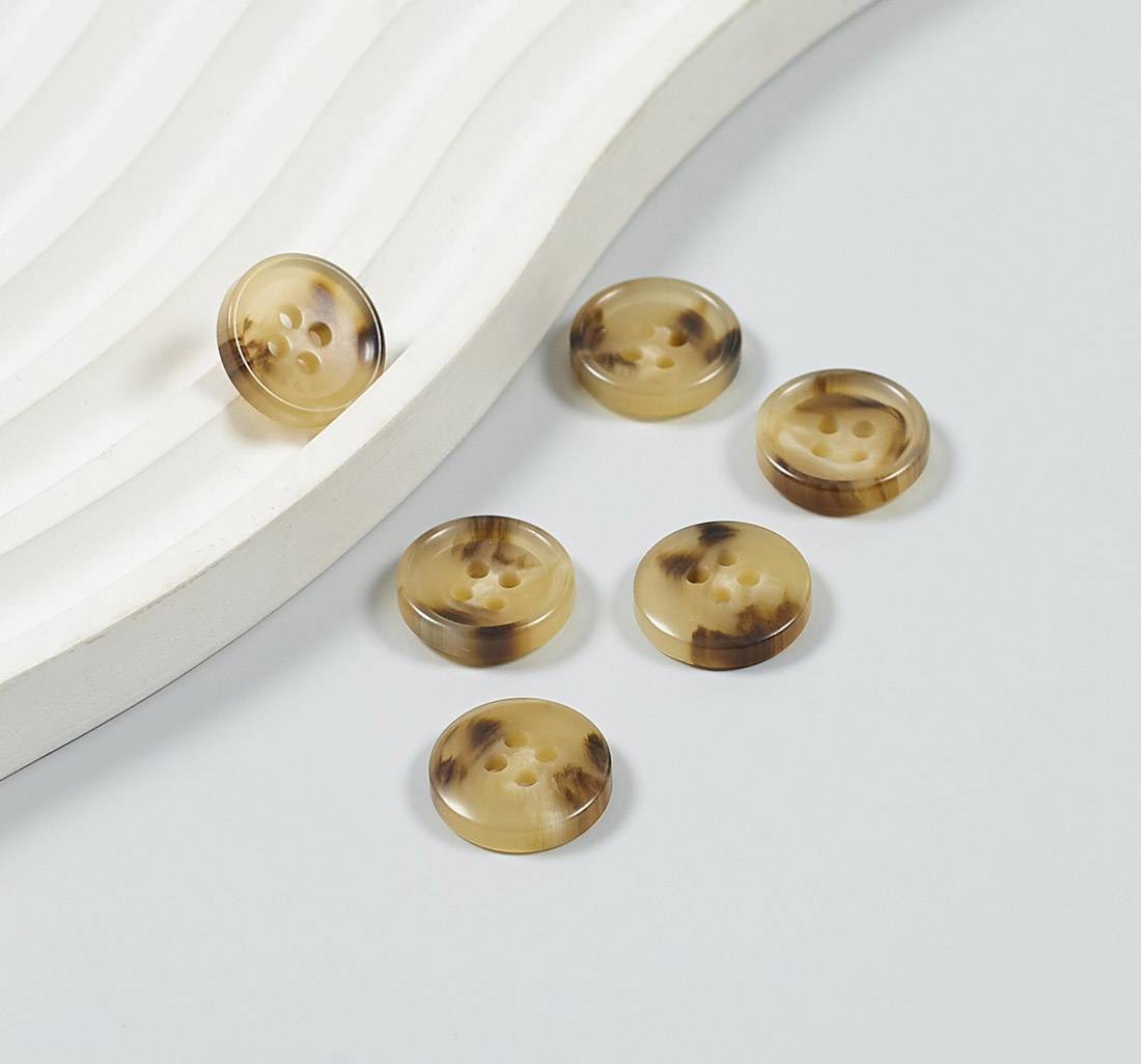 Пуговица пластмассовая на 4 прокола. Имитация натурального рога. Цвет светло-коричневый в наличии