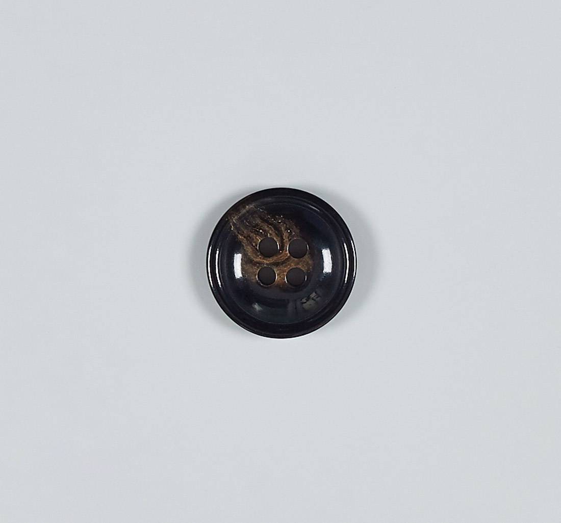 Пуговица из карбамидной смолы на 4 прокола, блестящая, имитация натурального рога. Цвет черно-коричневый в наличии