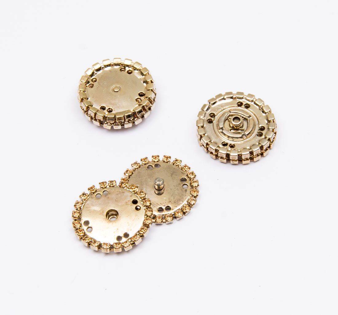 Кнопка металлическая с кристаллами в наличии