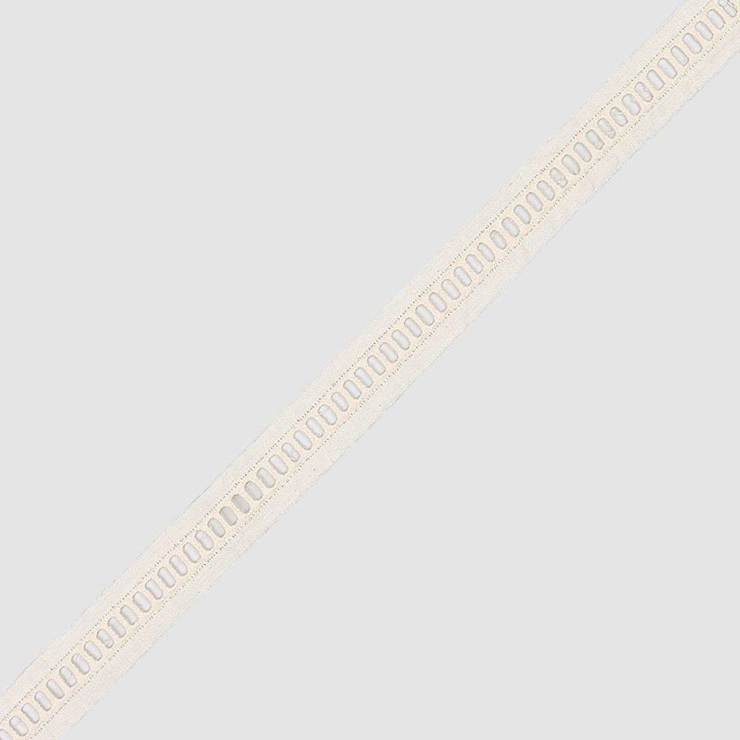 Узкая тесьма оттенка топленого молока с вышивкой в технике "мережка" в наличии