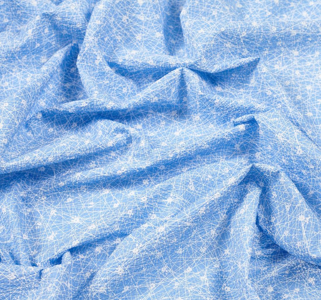 Хлопок-клоке с белым абстрактным рисунком на голубом фоне, эффект "делаве" в наличии