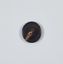 Пуговица на 4 прокола из натурального рога, блестящая, рифленый гурт. Цвет темно-коричневый в наличии