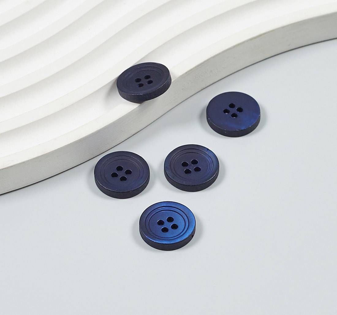 Пуговица перламутровая (трокас) на 4 прокола, матовая. Цвет темно-синий в наличии