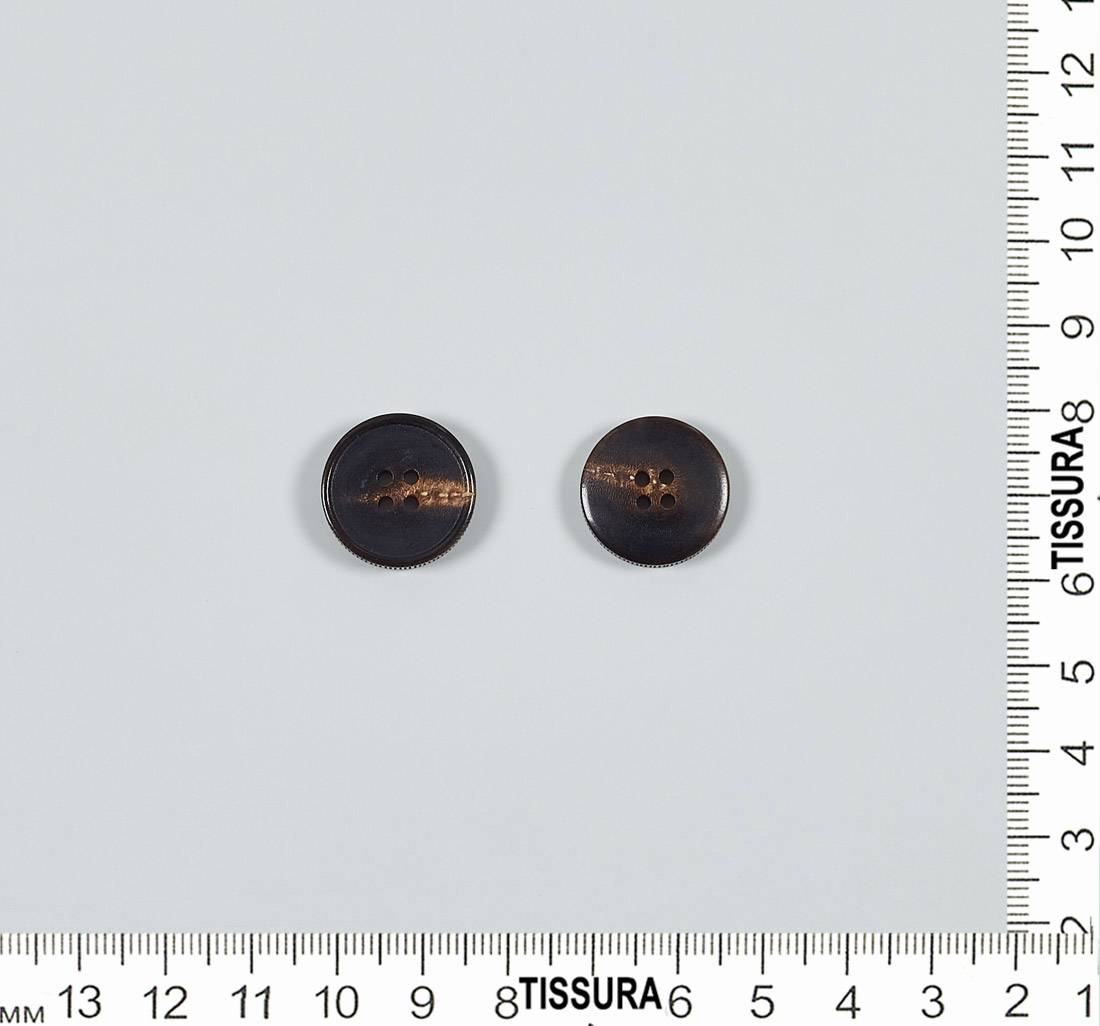 Пуговица на 4 прокола из натурального рога, блестящая, рифленый гурт. Цвет темно-коричневый в наличии