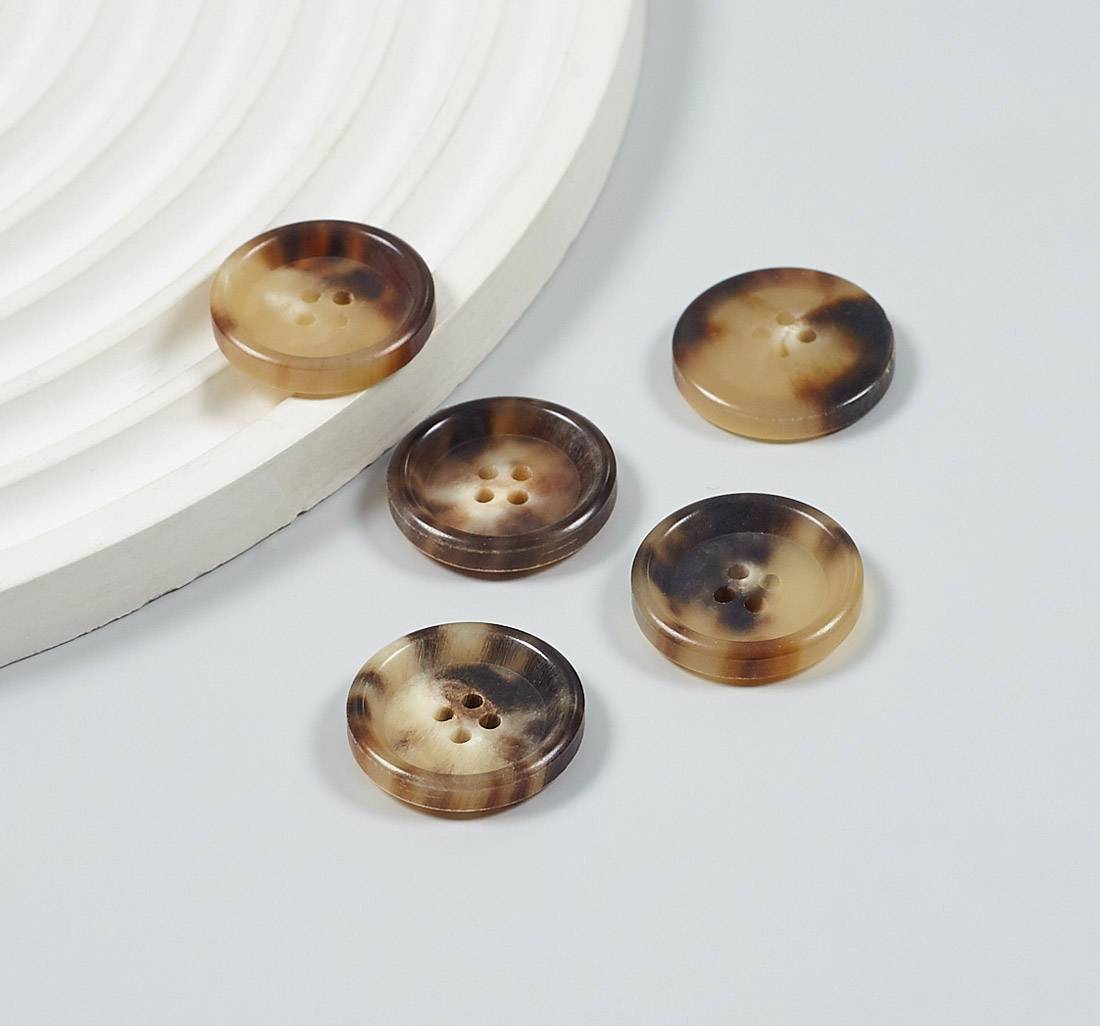 Пуговица из натурального рога, глянцевая. Цвет светло-коричневый в наличии