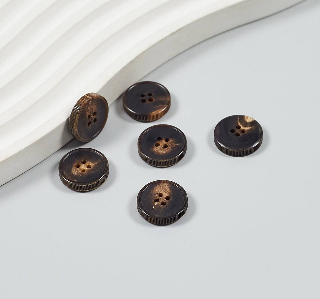 Пуговица на 4 прокола из натурального рога, блестящая, рифленый гурт. Цвет темно-коричневый в наличии