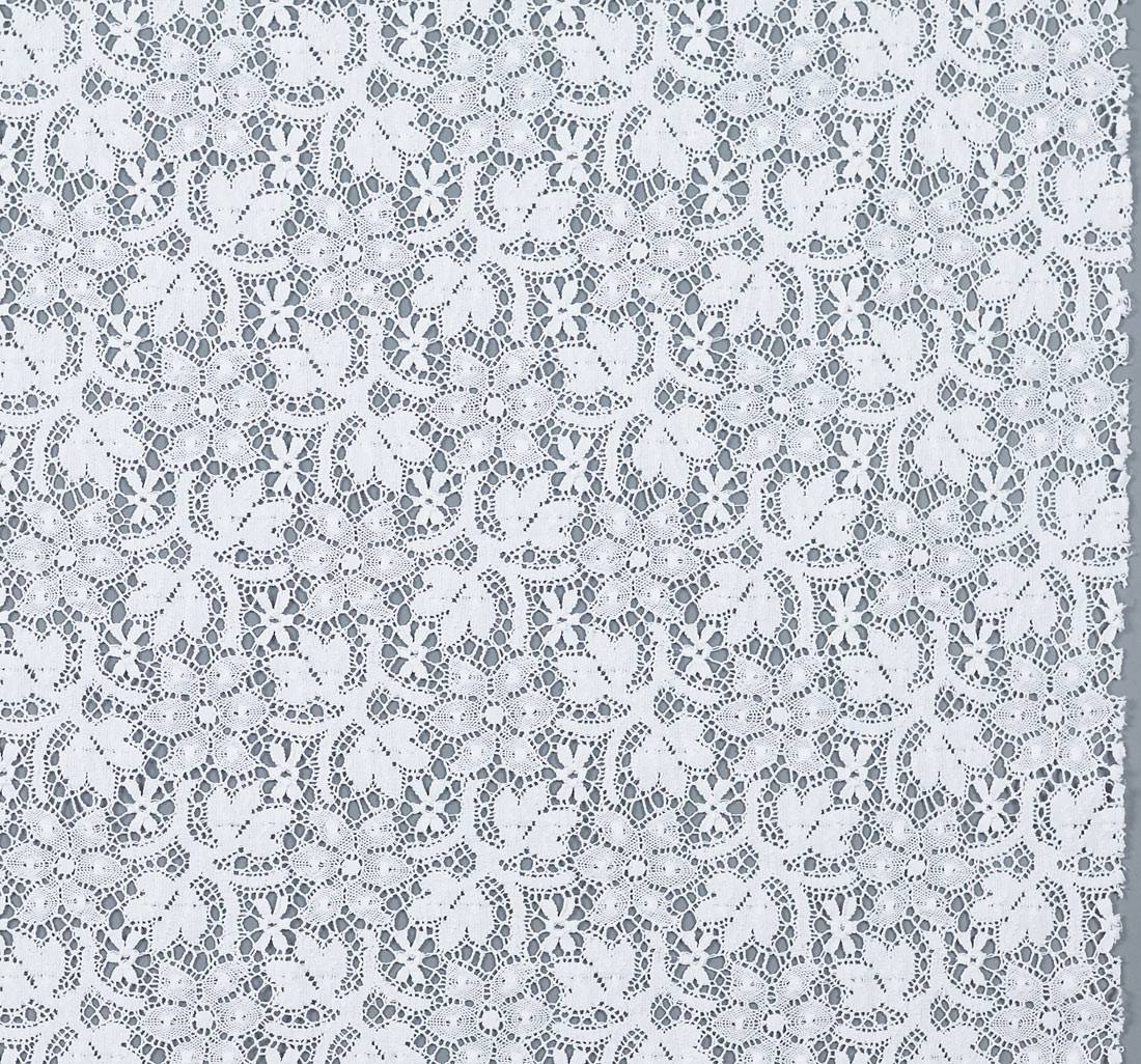 Кружево из хлопка. Растительный узор (стилизованные цветы, ветви, листья). Имитация коклюшечных кружев. Цвет белый в наличии