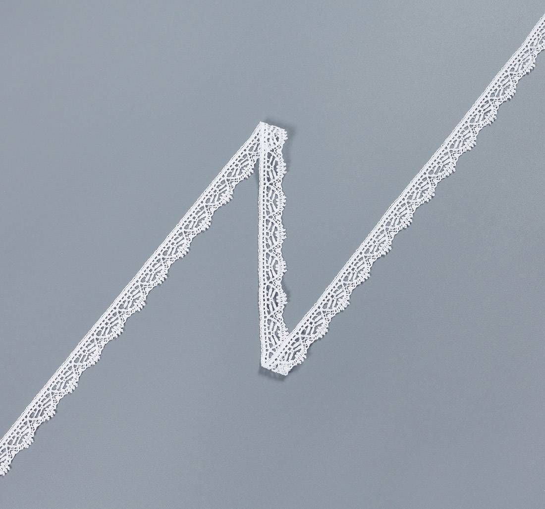 Тесьма кружевная из хлопка. Графичный узор. Фестоны по краю. Цвет белый в наличии