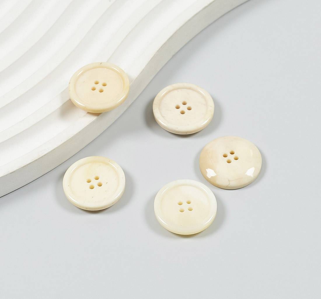 Пуговица на 4 прокола, костяная, блестящая. Цвет "слоновая кость" в наличии