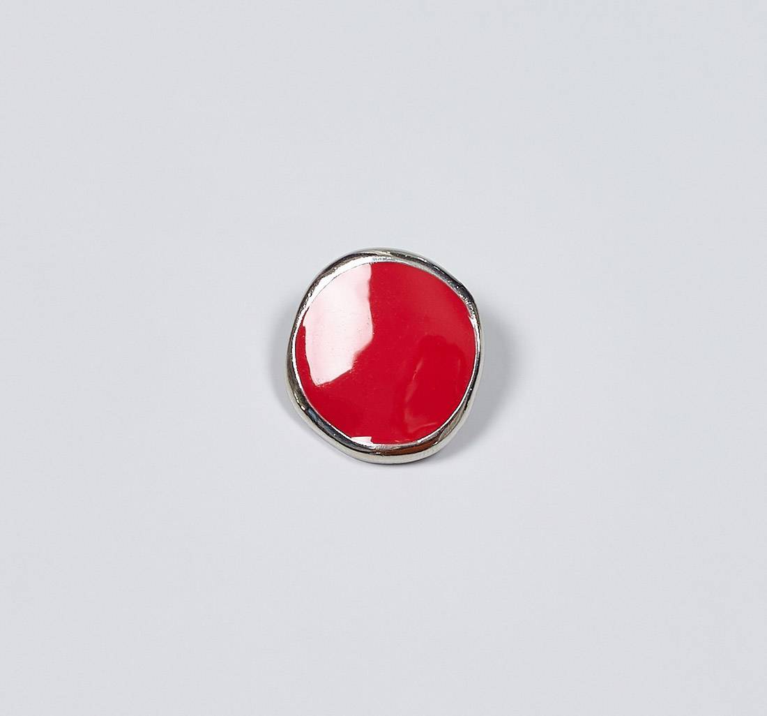 Пуговица металлическая, на ножке, декорированная эмалью, глянцевая. Цвет серебристый, красный в наличии