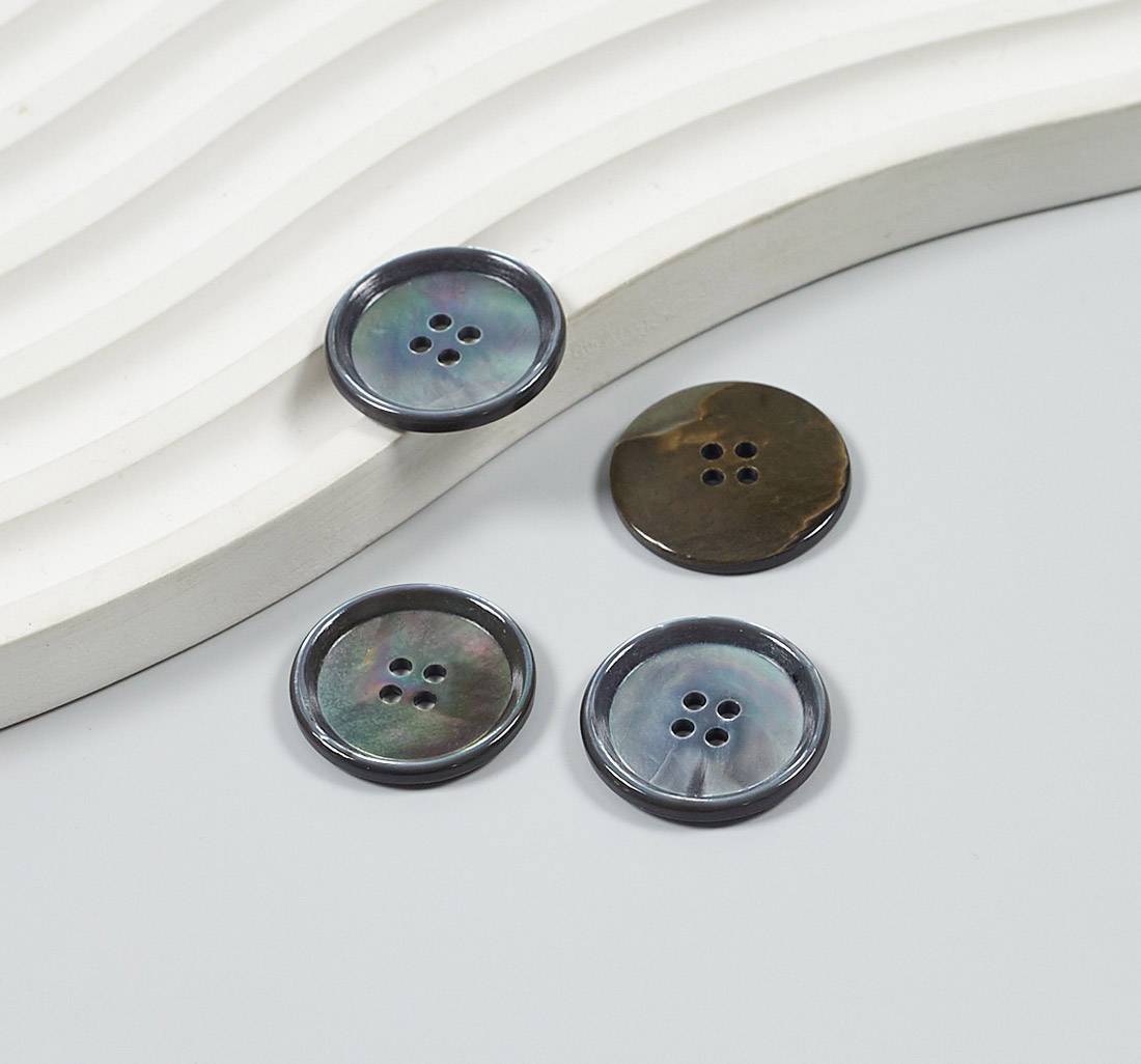 Пуговица перламутровая, блестящая на 4 прокола. Цвет темно-серый в наличии