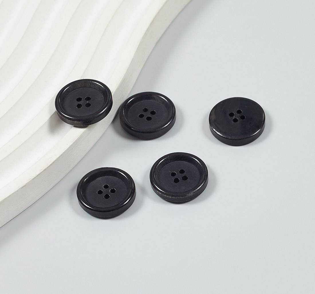 Пуговица из натурального рога, глянцевая. Цвет черный в наличии