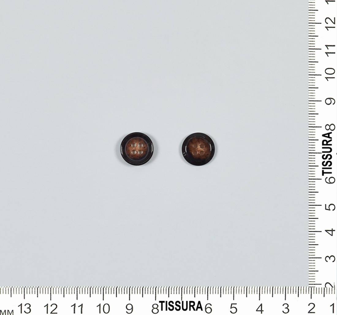 Пуговица из карбамидной смолы на 4 прокола, блестящая, имитация натурального рога. Цвет темно-коричневый в наличии