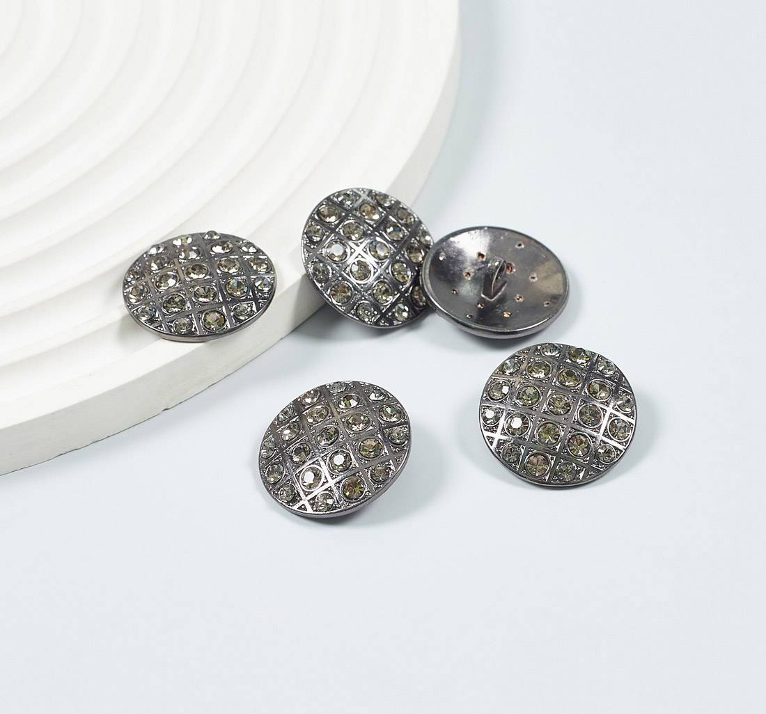 Пуговица круглая на ножке, декорированная стразами Swarovski. Цвет серебро/черный бриллиант в наличии