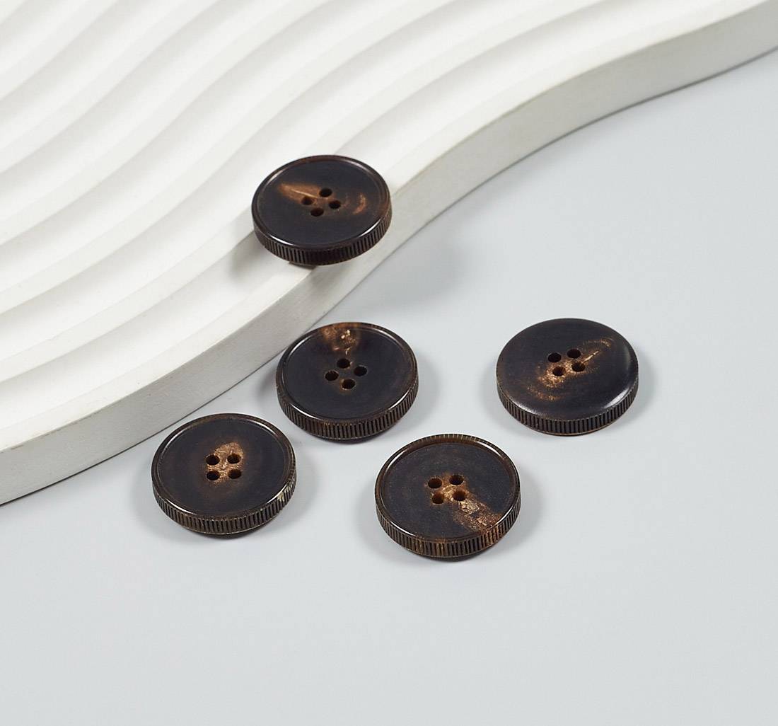 Пуговица на 4 прокола из натурального рога, блестящая, рифленый гурт. Цвет темно-коричневый в наличии