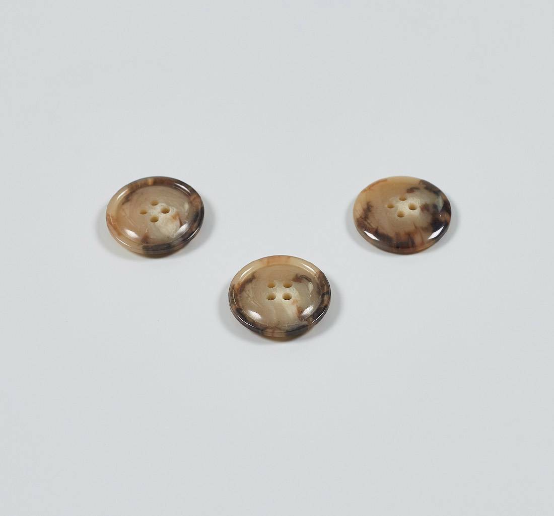 Пуговица из карбамидной смолы на 4 прокола, блестящая, имитация натурального рога. Цвет коричневый в наличии