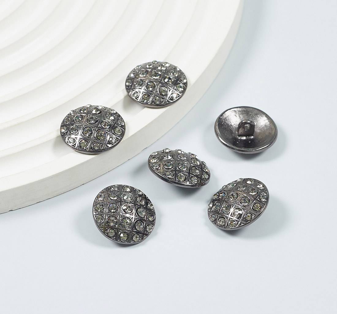 Пуговица круглая на ножке, декорированная стразами Swarovski. Цвет серебро/черный бриллиант в наличии