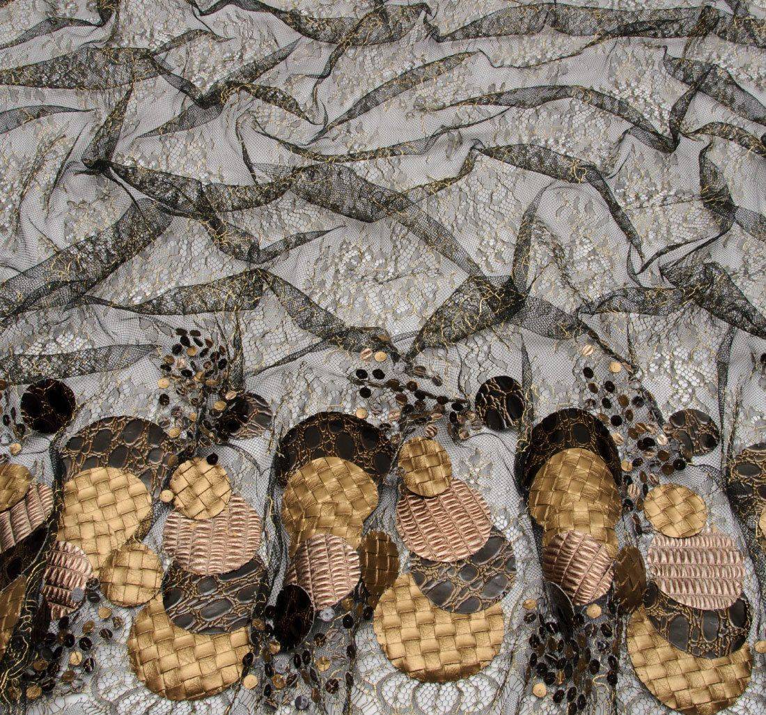 Кружево шантильи с аппликациями в наличии