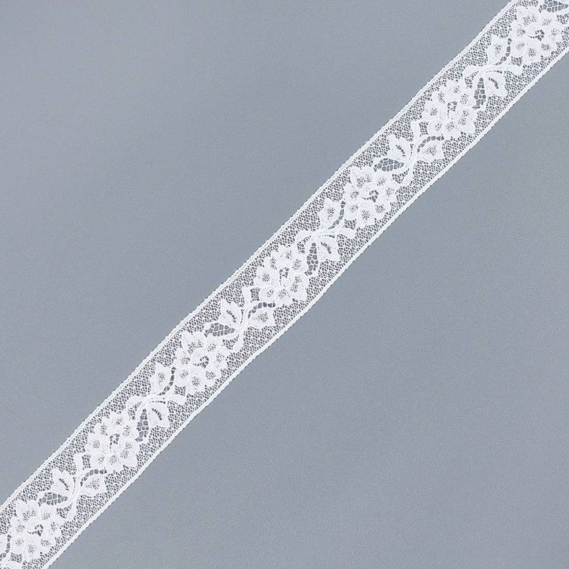 Тесьма кружевная из хлопка. Распустившиеся цветы и пышные листья. Цвет белый в наличии