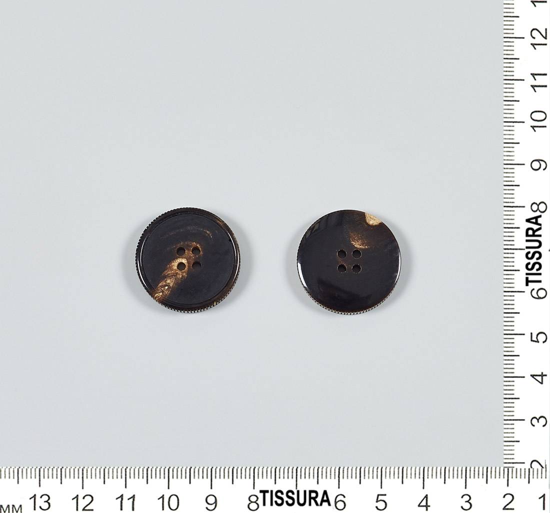 Пуговица на 4 прокола из натурального рога, блестящая, рифленый гурт. Цвет темно-коричневый в наличии