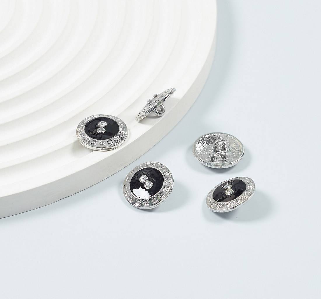 Пуговица металлическая на ножке, декорированная эмалью и кристаллами Swarovski. Цвет серебро/черный в наличии