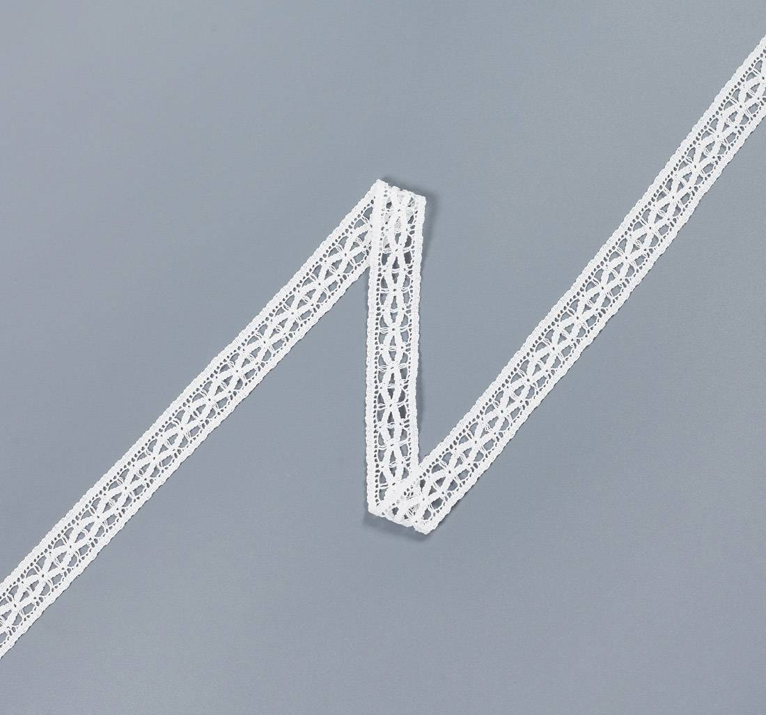 Тесьма кружевная из хлопка. Геометрический узор — крестообразные элементы. Цвет белый в наличии