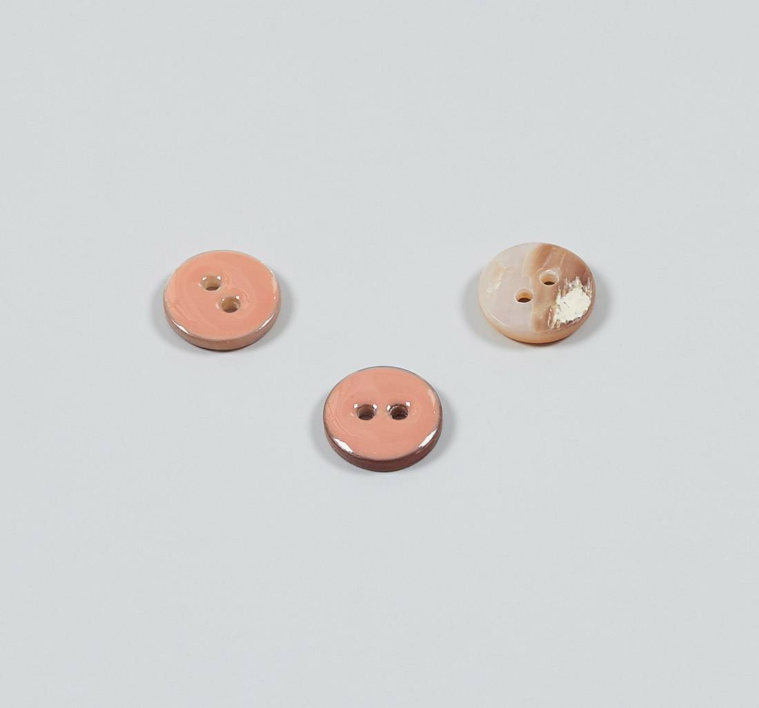 Пуговица перламутровая, на 2 прокола. Эмалевое покрытие. Цвет розовый в наличии