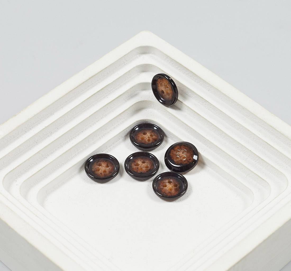Пуговица из карбамидной смолы на 4 прокола, блестящая, имитация натурального рога. Цвет темно-коричневый в наличии