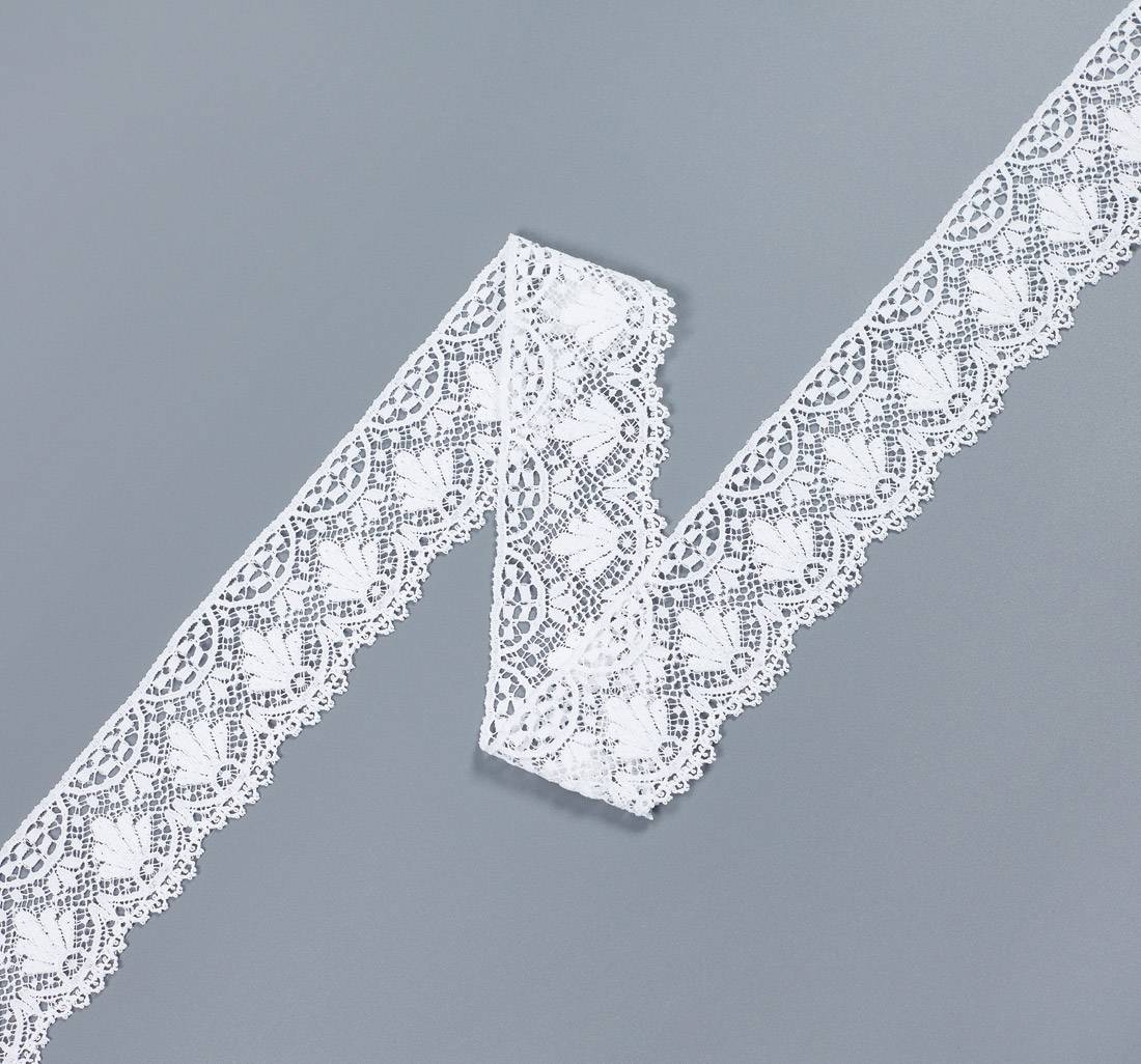 Тесьма кружевная из хлопка белая. Веерный орнамент, стилизованные листья. Фестоны и петельки «пико» по одному краю в наличии