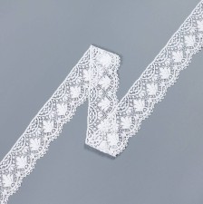 Тесьма кружевная из хлопка белая. Веерный орнамент, стилизованные листья. Фестоны и петельки «пико» по одному краю в наличии