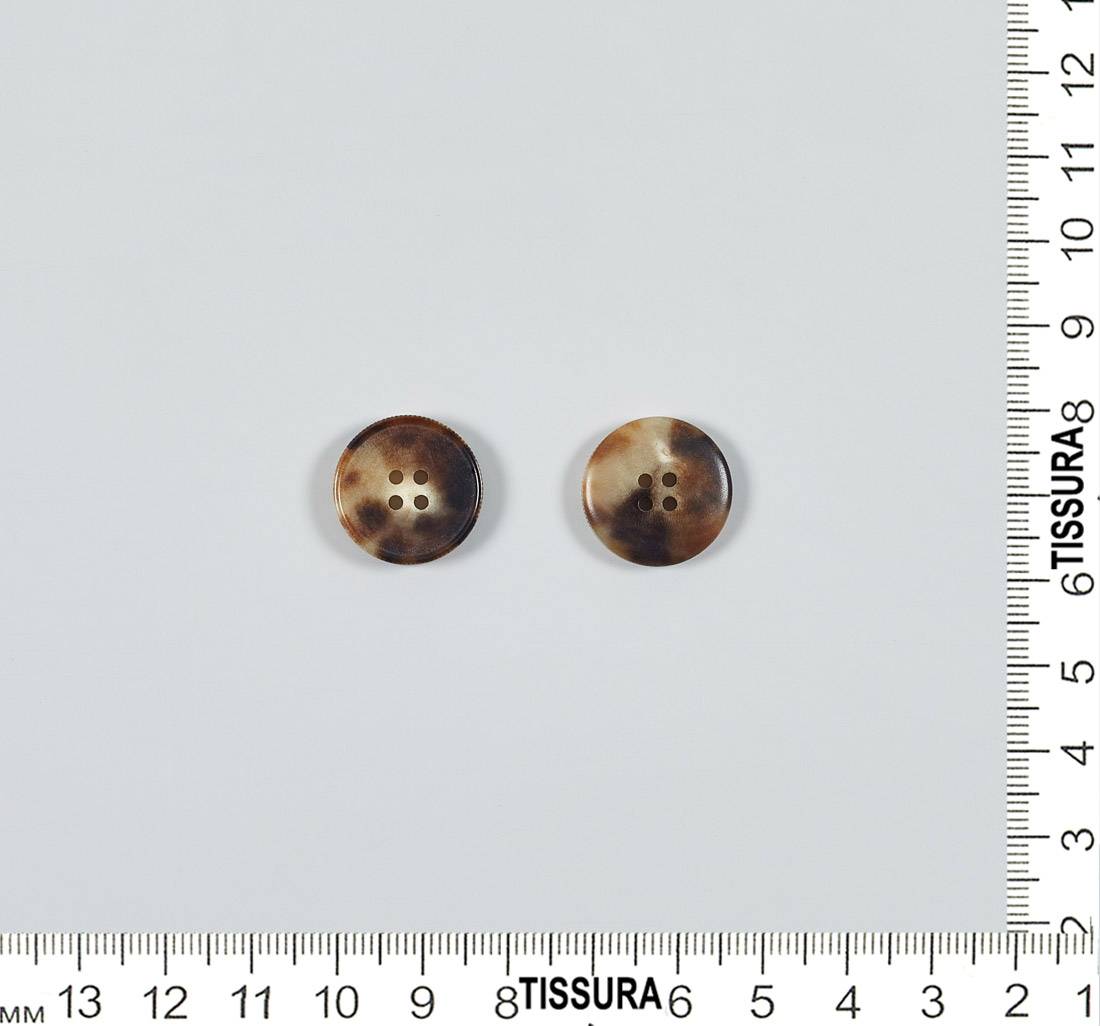 Пуговица на 4 прокола из натурального рога, блестящая, рифленый гурт. Цвет светло-коричневый в наличии