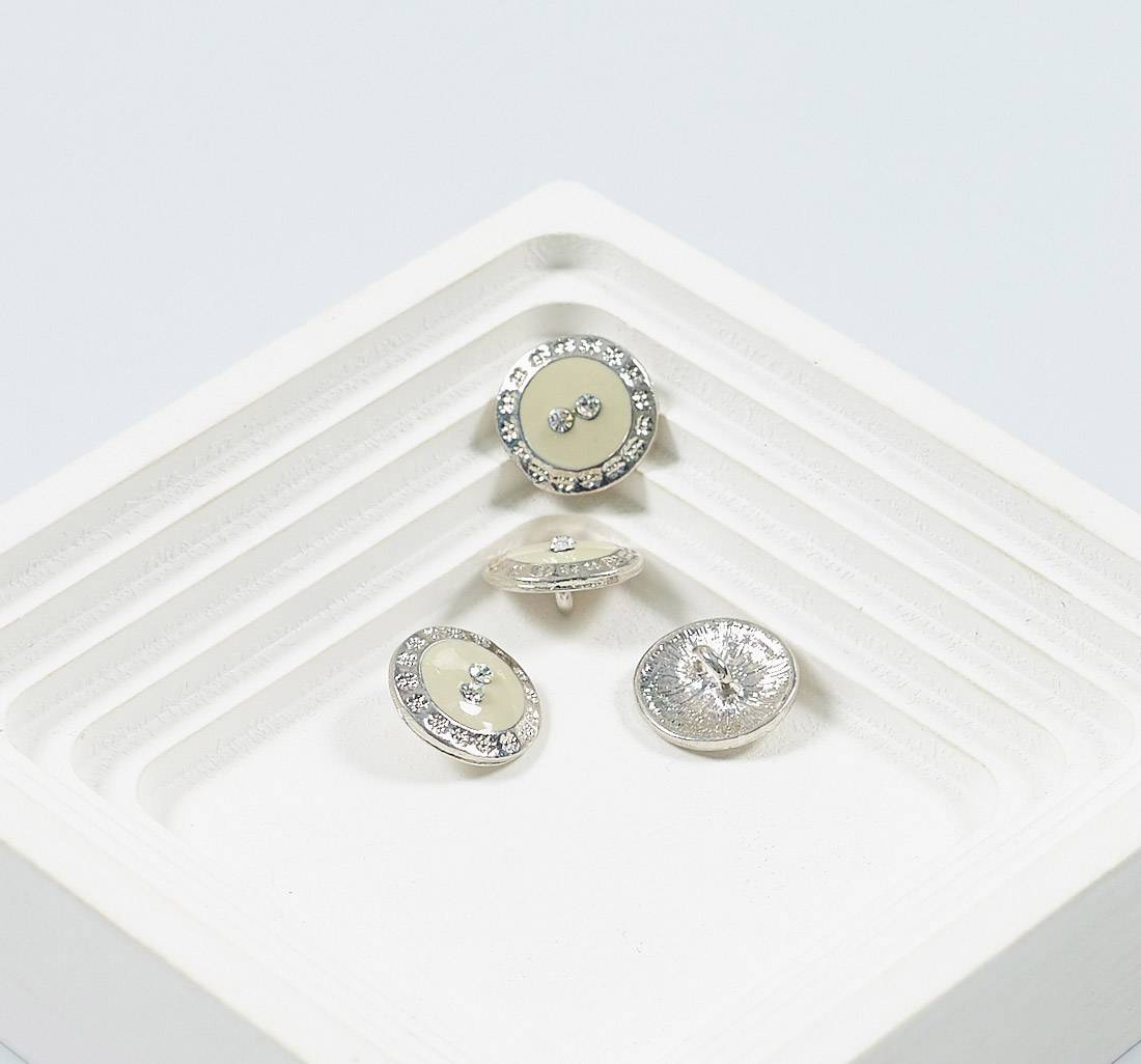 Пуговица металлическая на ножке, декорированная эмалью и кристаллами Swarovski. Цвет серебро/слоновая кость в наличии