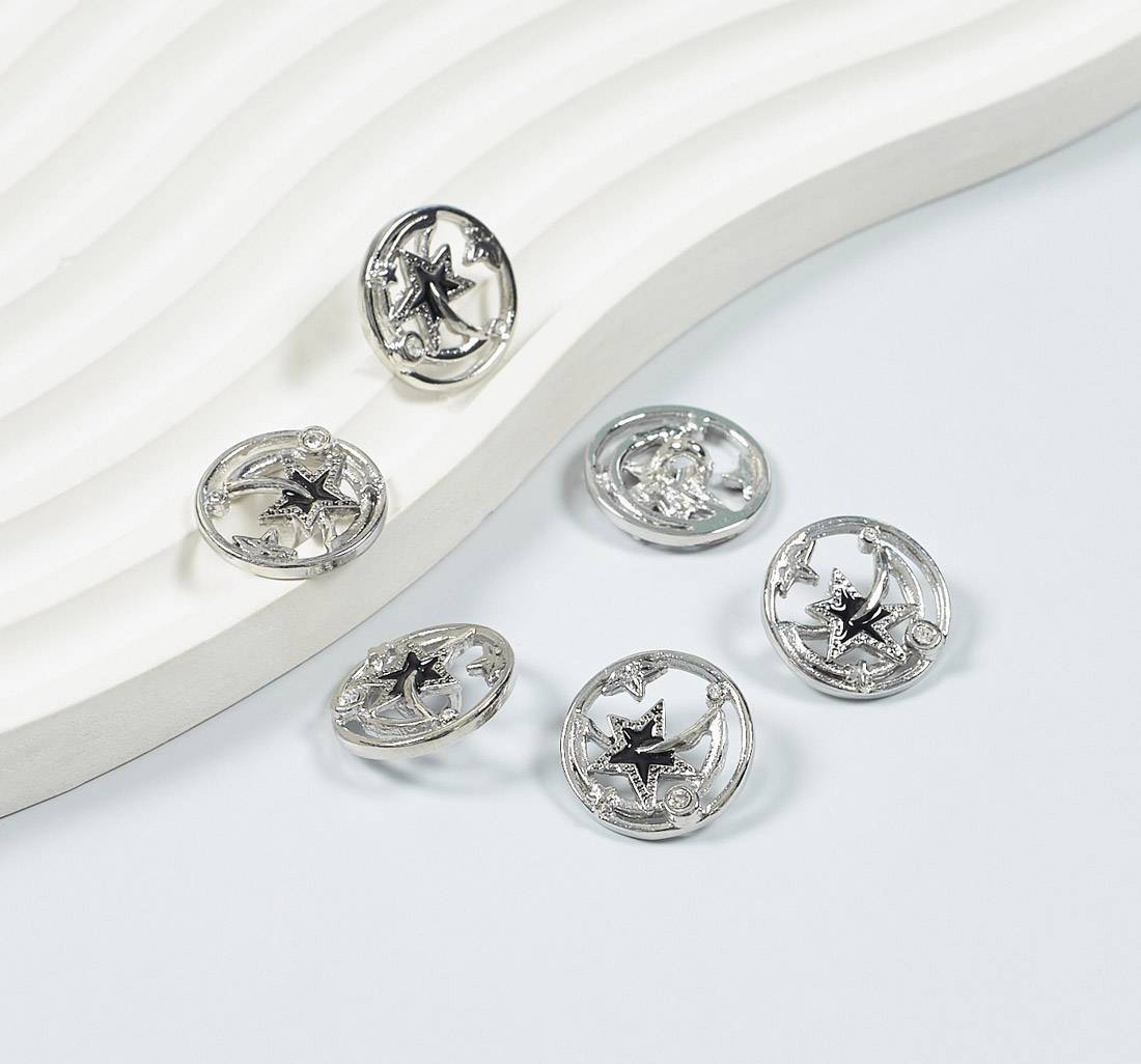 Пуговица из серебристого металла круглая ажурная на ножке со стразами Swarovski в наличии