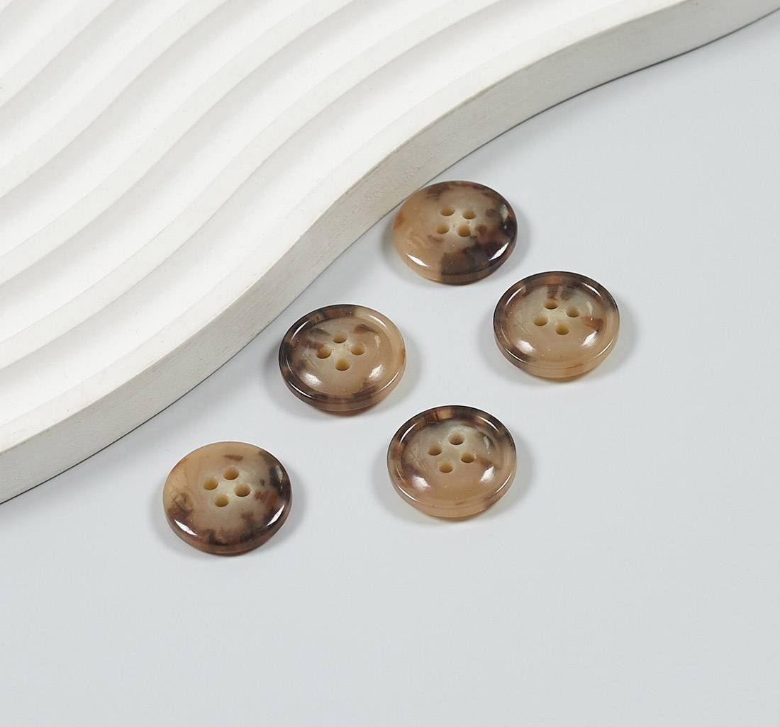 Пуговица из карбамидной смолы на 4 прокола, блестящая, имитация натурального рога. Цвет коричневый в наличии