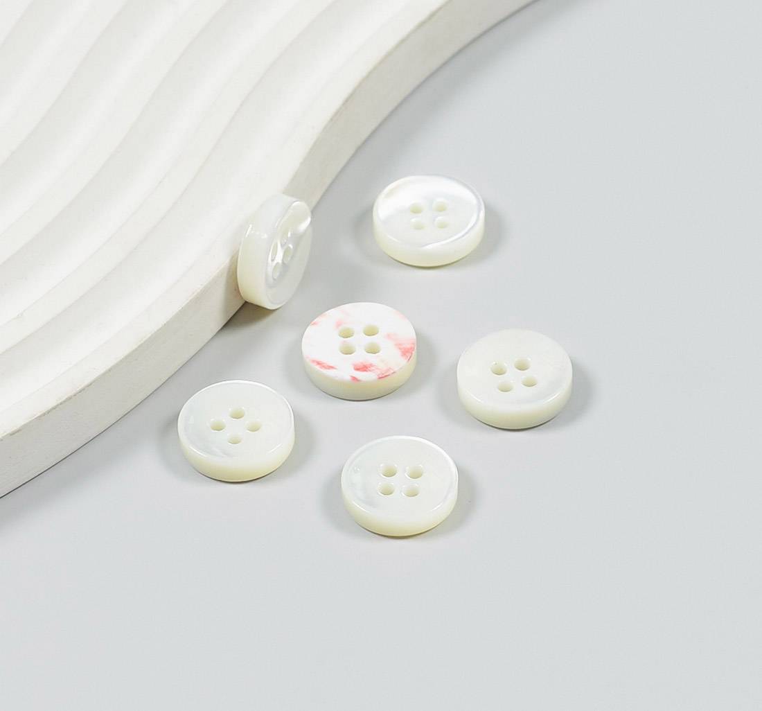 Пуговица перламутровая (трокас), блестящая, на 4 прокола. Цвет белый в наличии