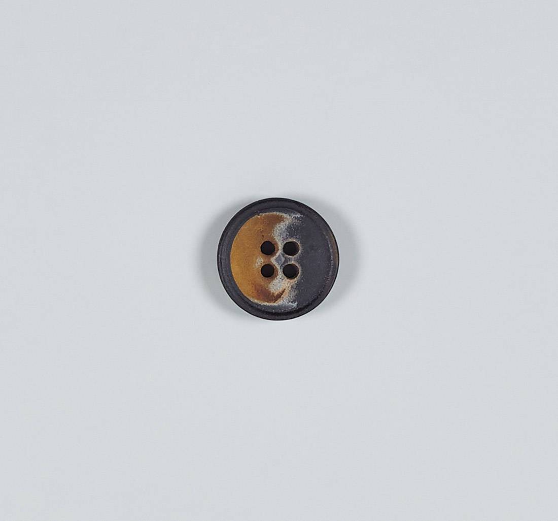 Пуговица на 4 прокола из натурального рога, матовая, наполовину — коричневая, наполовину — темно-серая в наличии