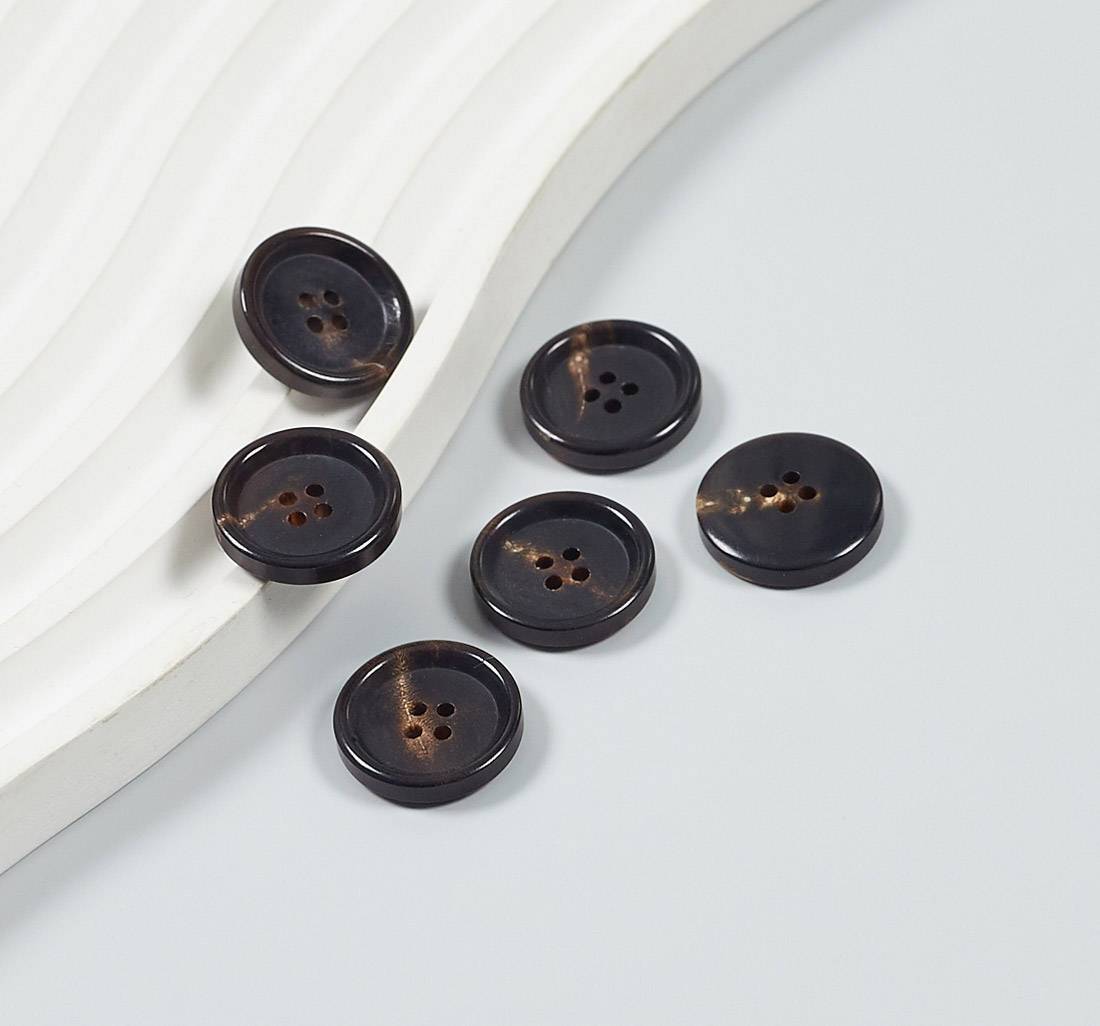 Пуговица из натурального рога, глянцевая. Цвет темно-коричневый в наличии