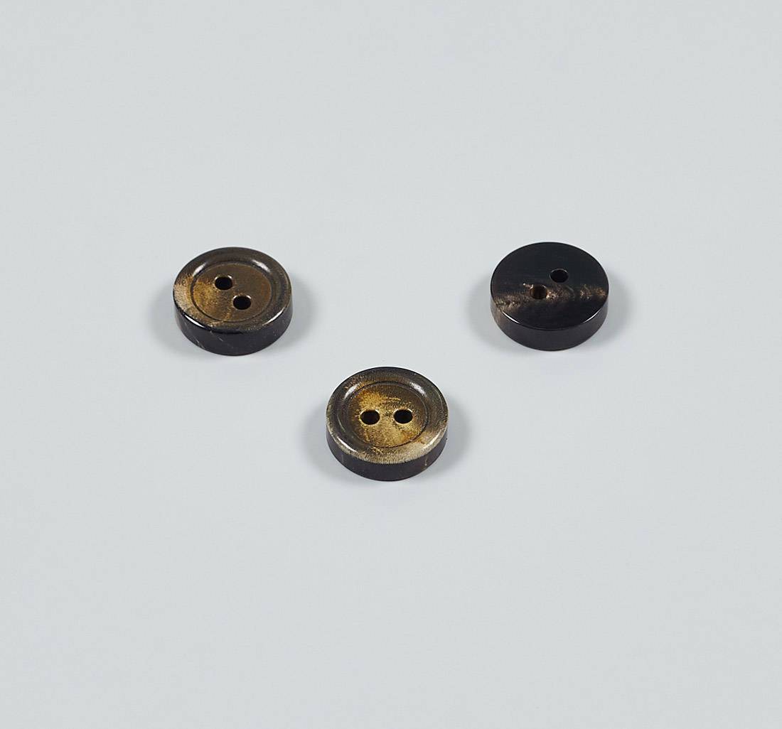 Пуговица на 2 прокола из натурального рога, блестящая. Цвет коричневый в наличии