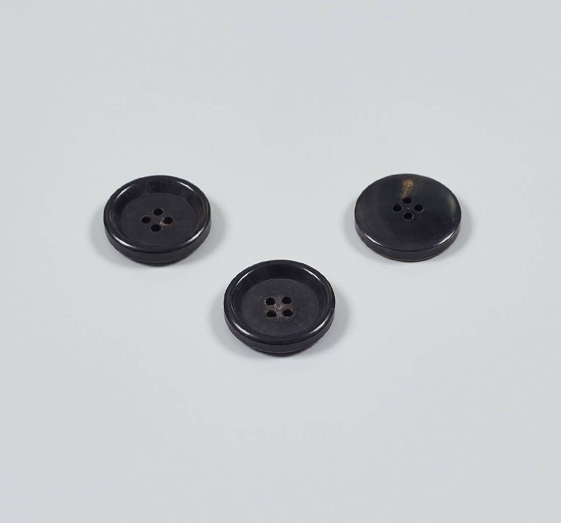 Пуговица из натурального рога, глянцевая. Цвет черный в наличии