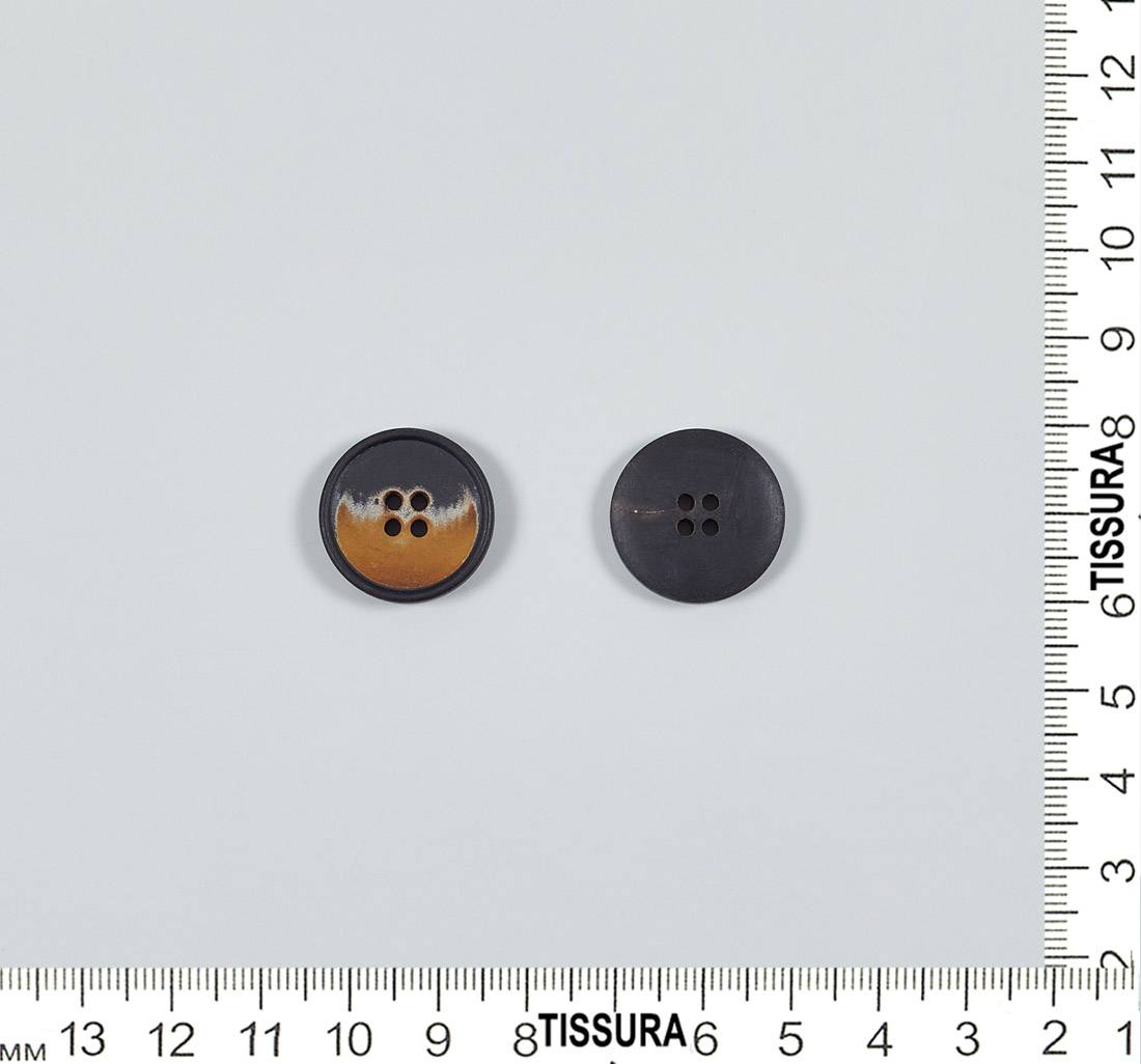 Пуговица на 4 прокола из натурального рога, матовая, наполовину — коричневая, наполовину — темно-серая в наличии