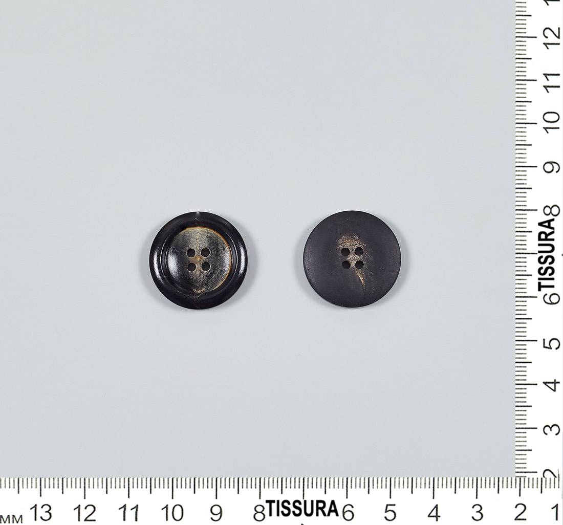 Пуговица на 4 прокола из натурального рога, глянцевая. Цвет коричневый в наличии