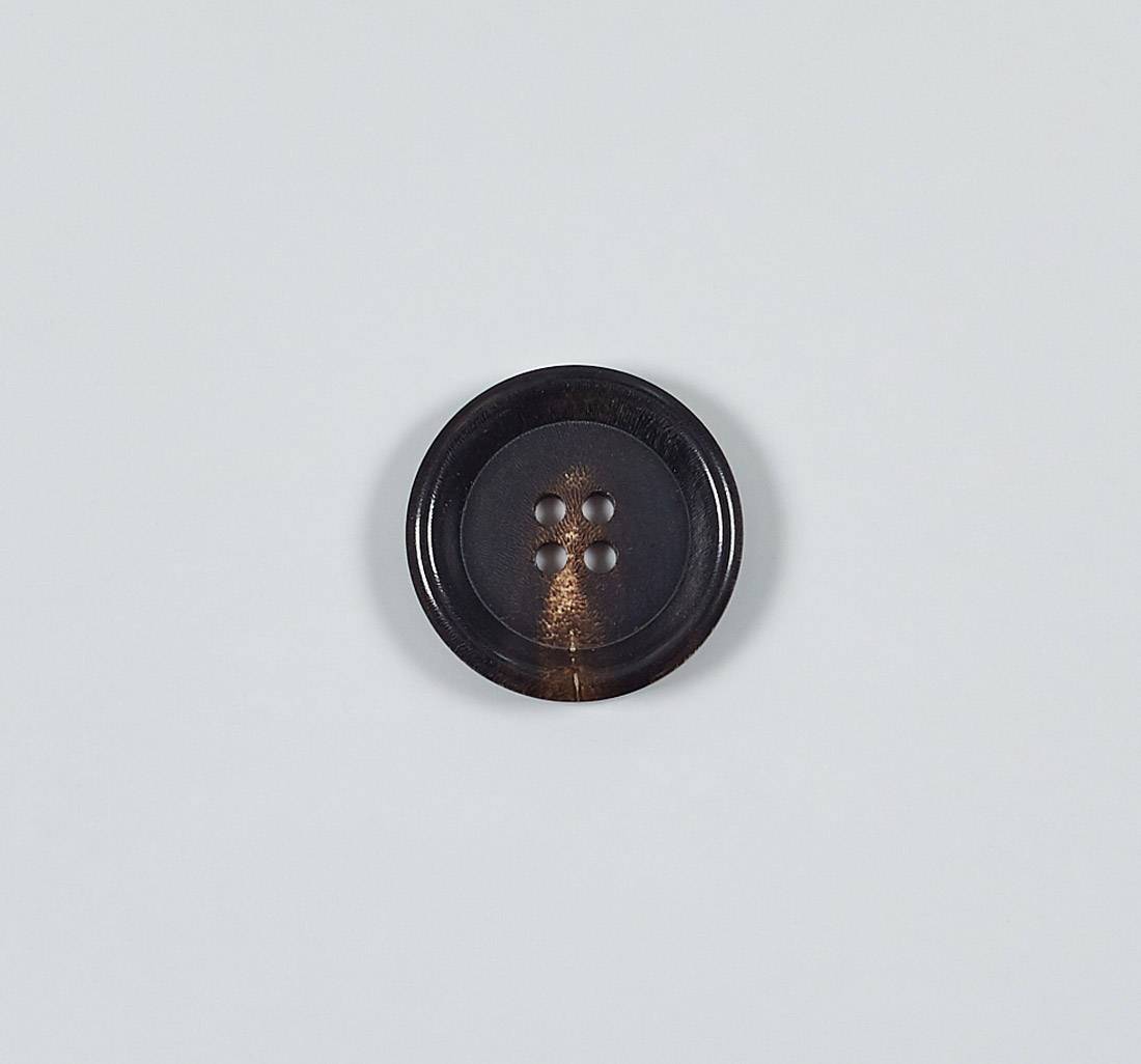 Пуговица из натурального рога, глянцевая. Цвет темно-коричневый в наличии