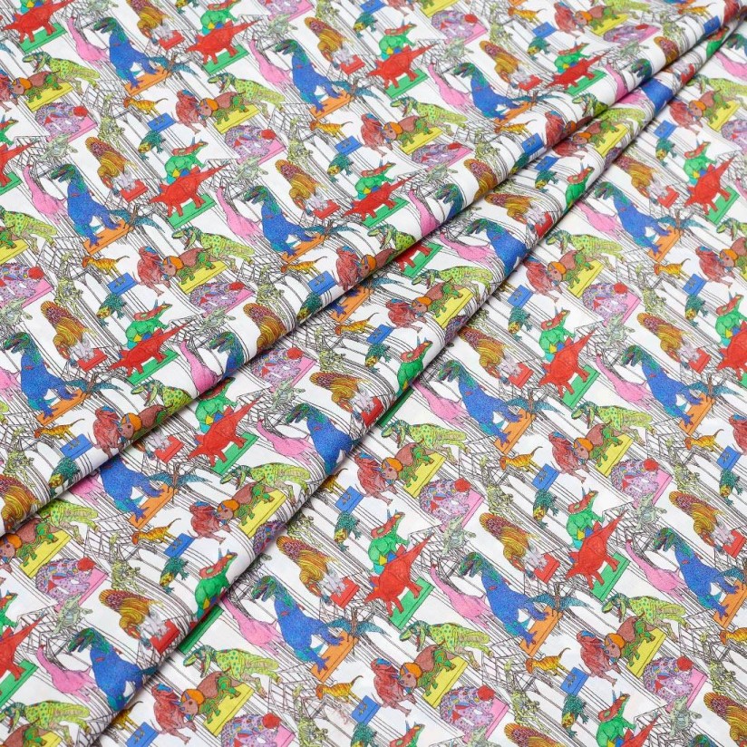 Ткань Tana Lawn™ из органического хлопка. Принт «Claws Roars N’ Dinosaurs» (Когти, рык и динозавры). Цвет белый/синий/красный/зеленый в наличии